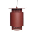 Lustră suspendată roșie din fier, design cilindric cu elemente perforate, stil modern și scandinav, cablu negru subțire.