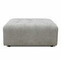 Taburet crem din catifea rib corduroy, formă pătrată, cu butoniatura pentru detaliu texturat, picioare mici negre, design.
