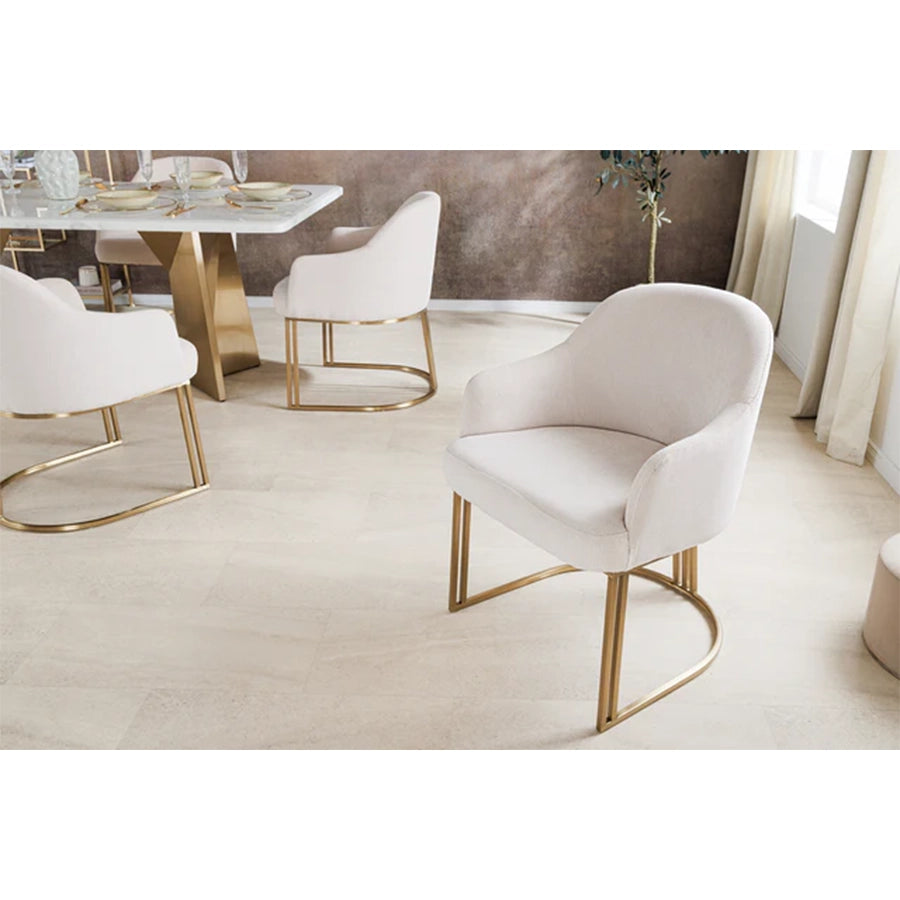 Scaun dining bej cu tapiserie textilă chenille, structură metalică aurie, design contemporan rotund.