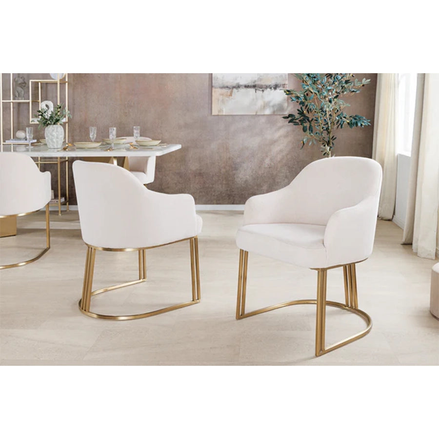 Scaun dining bej din textil chenille cu design contemporan, picioare metalice aurii în formă de U.