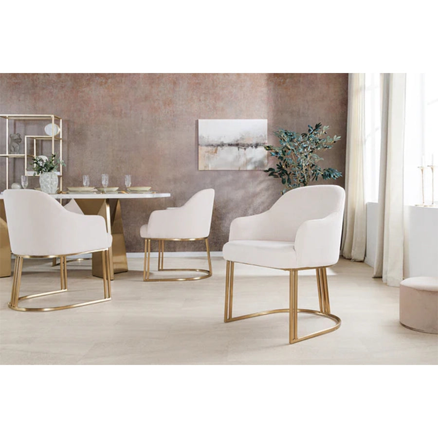 Scaun dining bej din textil chenille cu picioare metalice aurii, tapiterie capitonata, spatar curbat si design modern,.