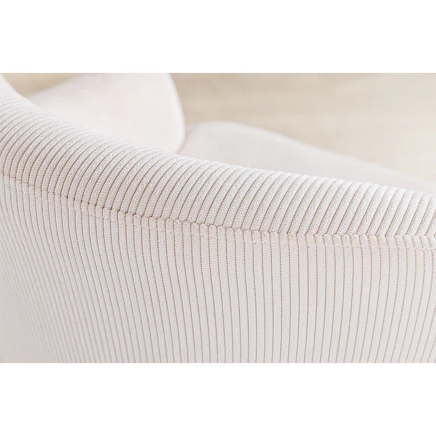 Scaun dining cu tapițerie bej din țesătură chenille cu textură pliată, detaliu ergonomic al spătarului curbat.